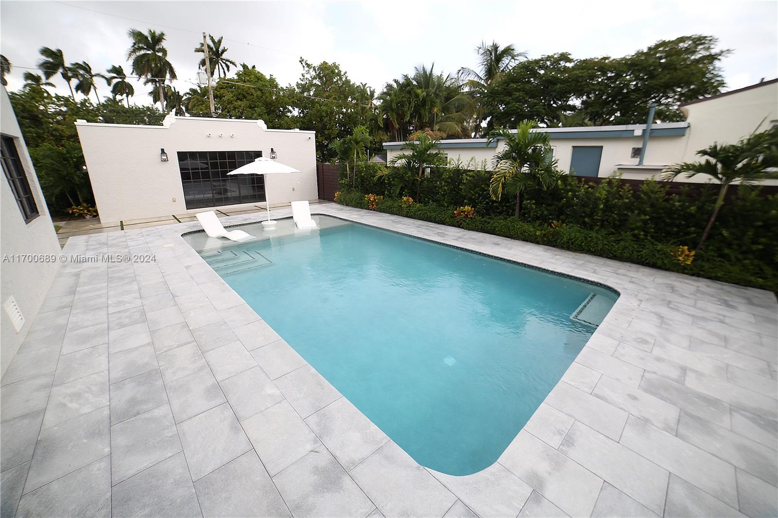 HOLLYWOOD LAKES SECTION - Residential