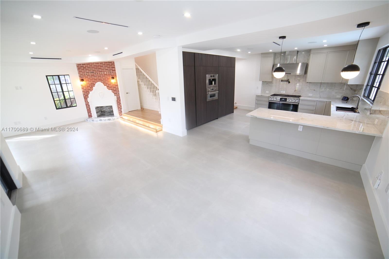 HOLLYWOOD LAKES SECTION - Residential