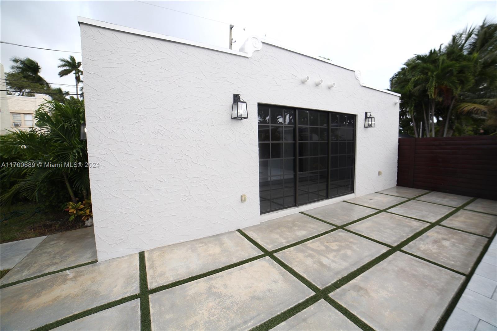 HOLLYWOOD LAKES SECTION - Residential
