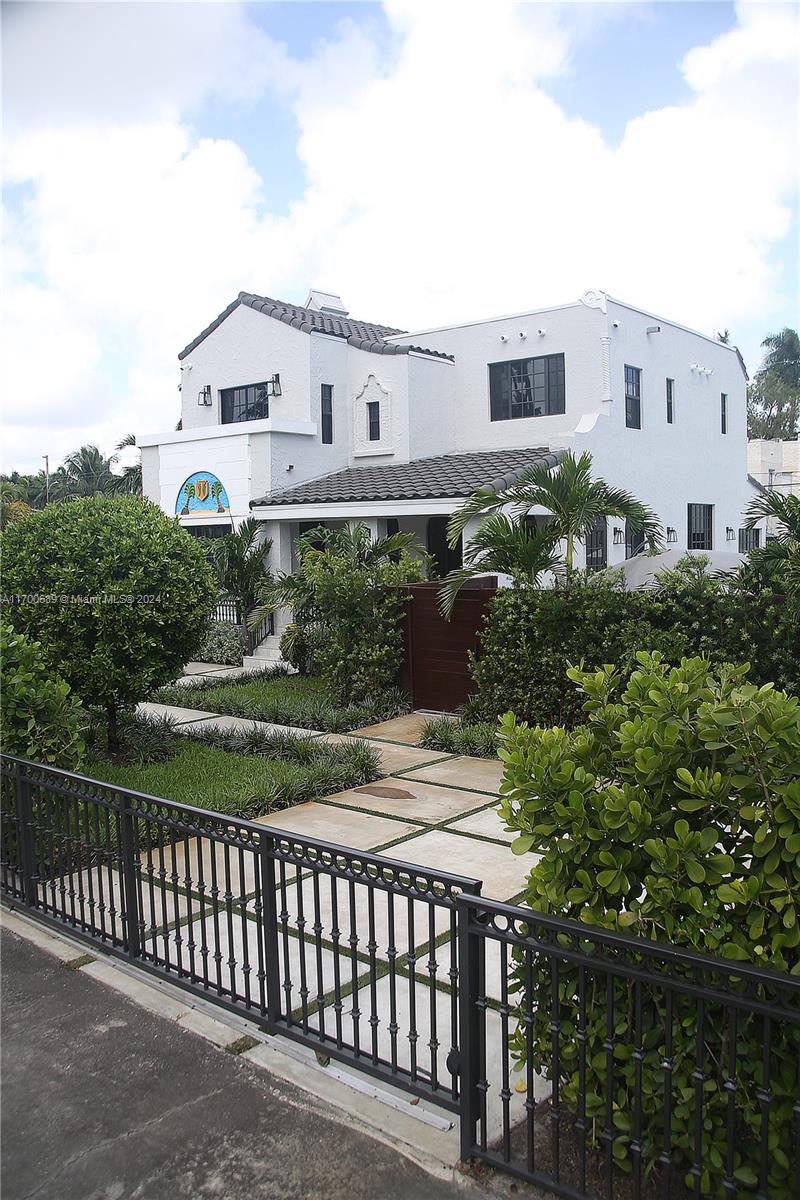 HOLLYWOOD LAKES SECTION - Residential