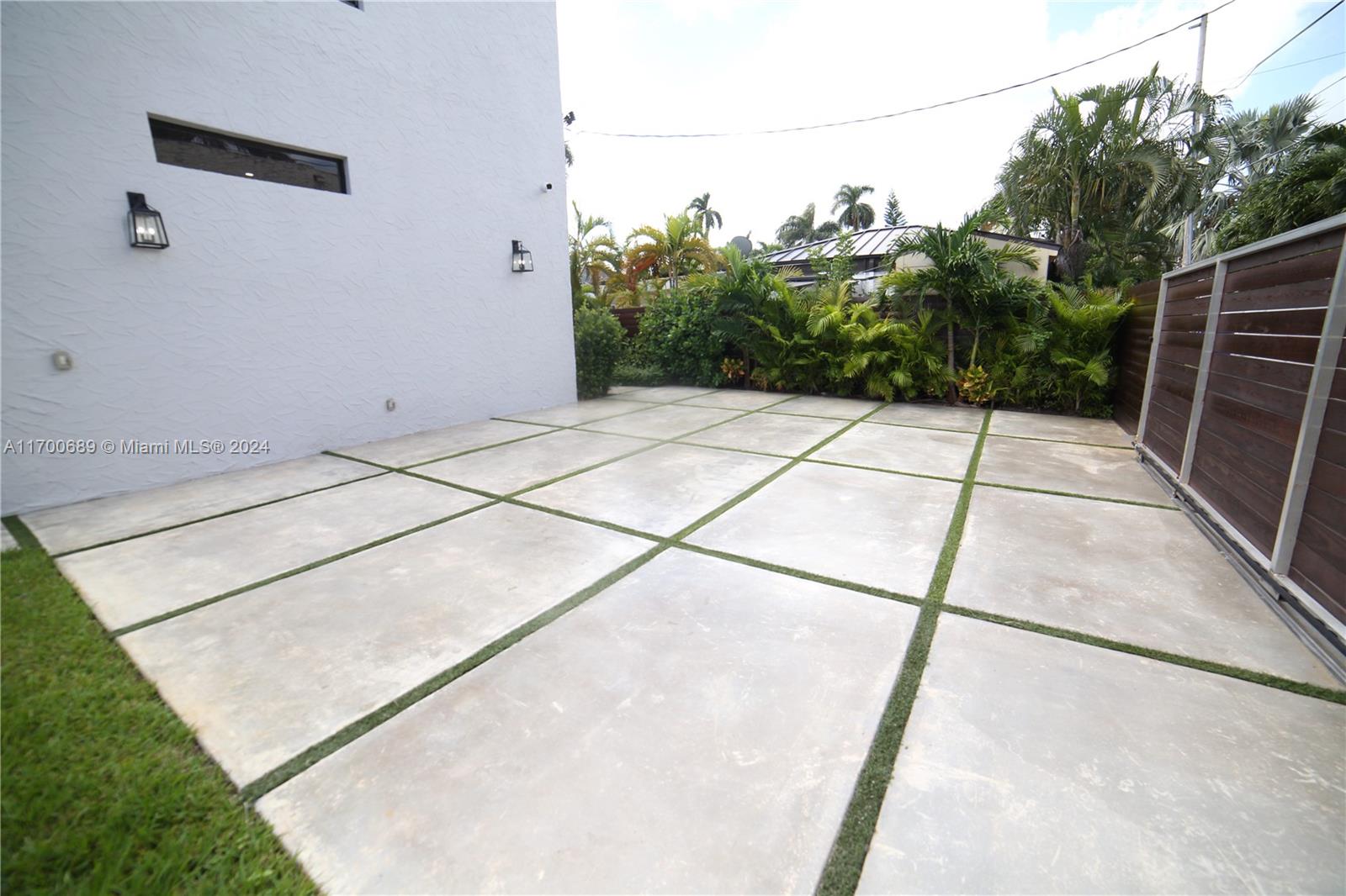 HOLLYWOOD LAKES SECTION - Residential