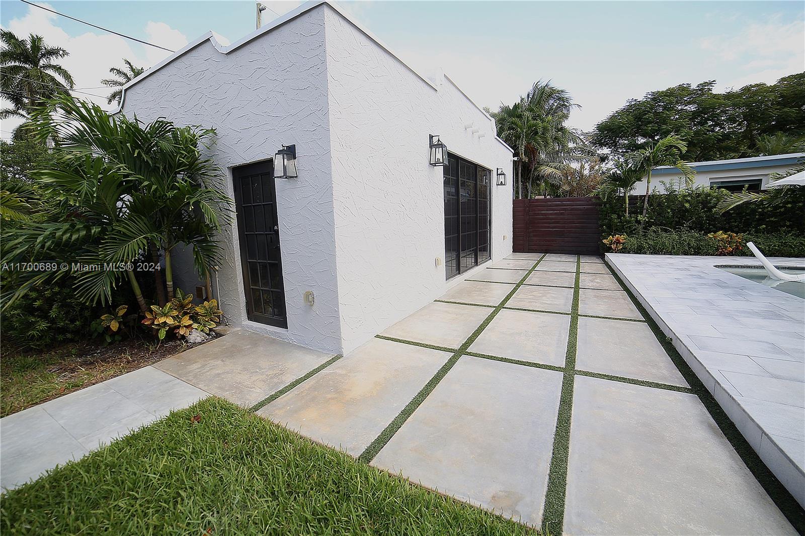 HOLLYWOOD LAKES SECTION - Residential