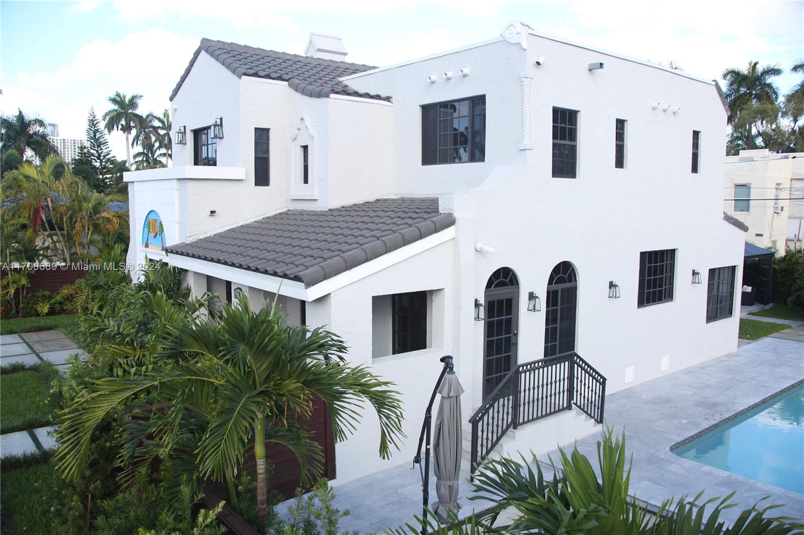 HOLLYWOOD LAKES SECTION - Residential