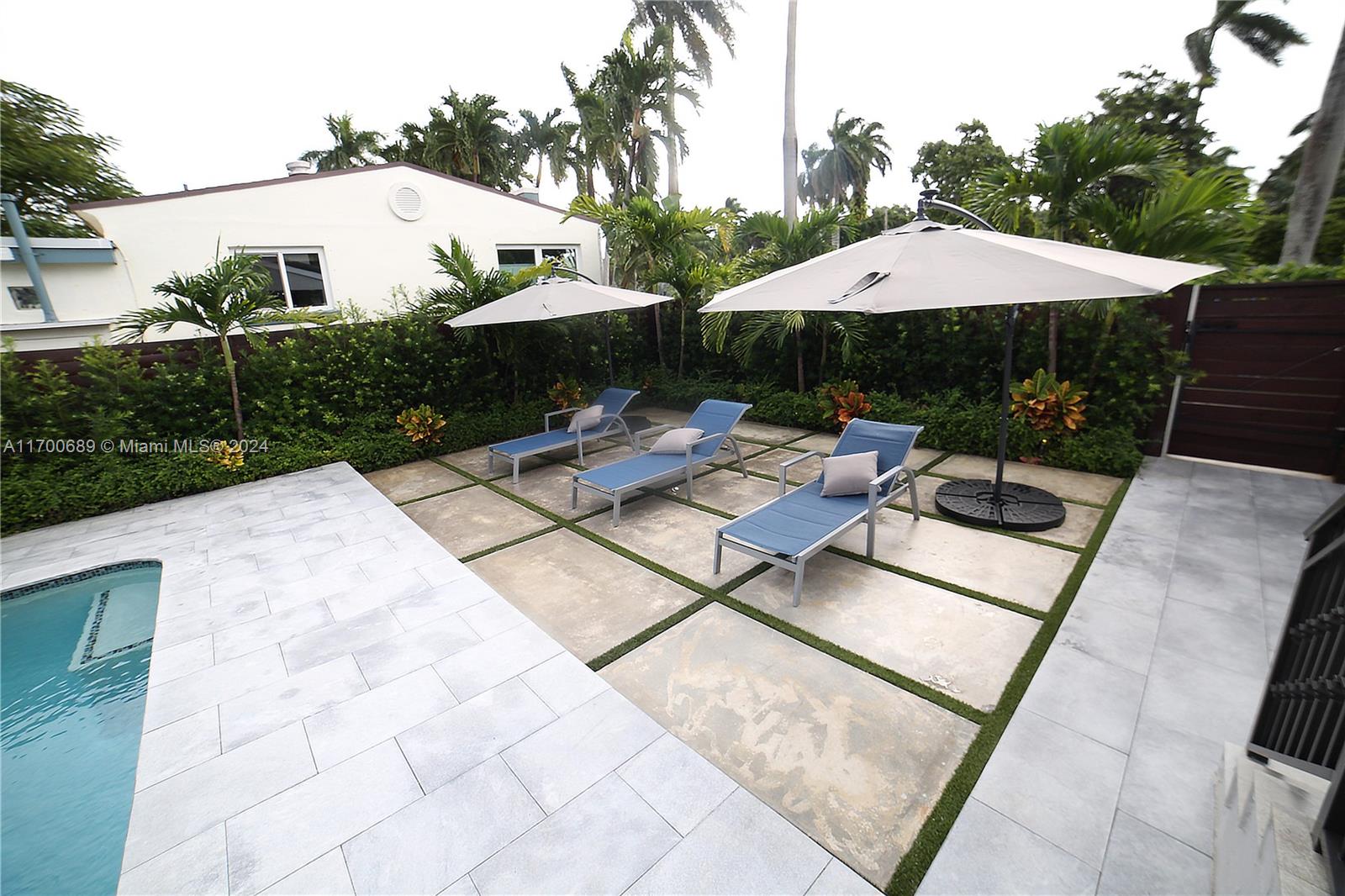 HOLLYWOOD LAKES SECTION - Residential
