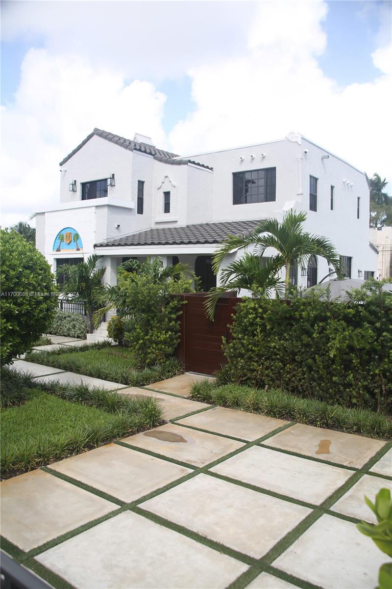 HOLLYWOOD LAKES SECTION - Residential
