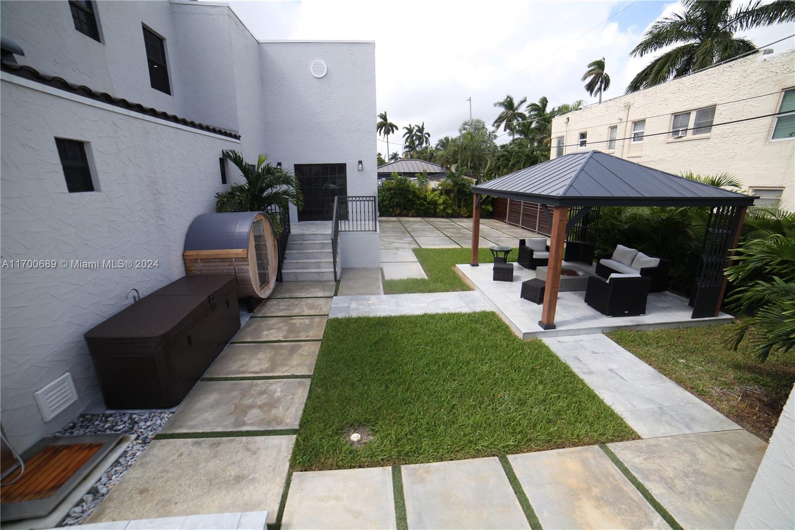 HOLLYWOOD LAKES SECTION - Residential