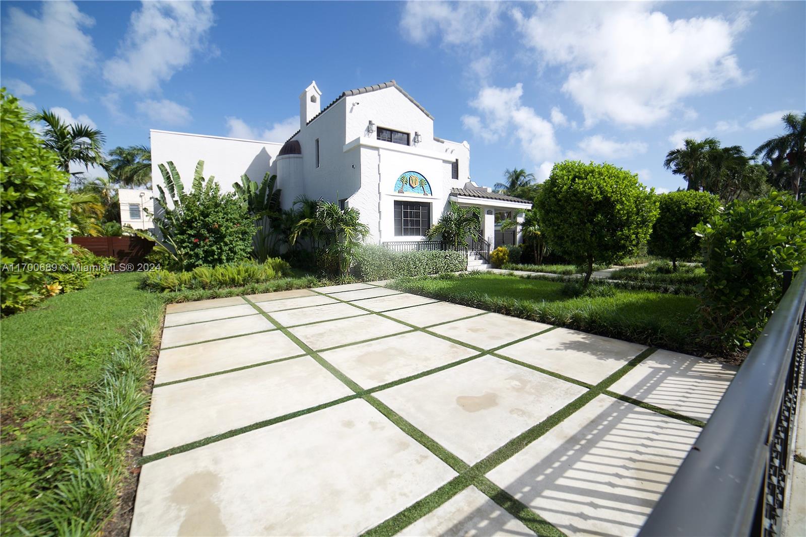 HOLLYWOOD LAKES SECTION - Residential