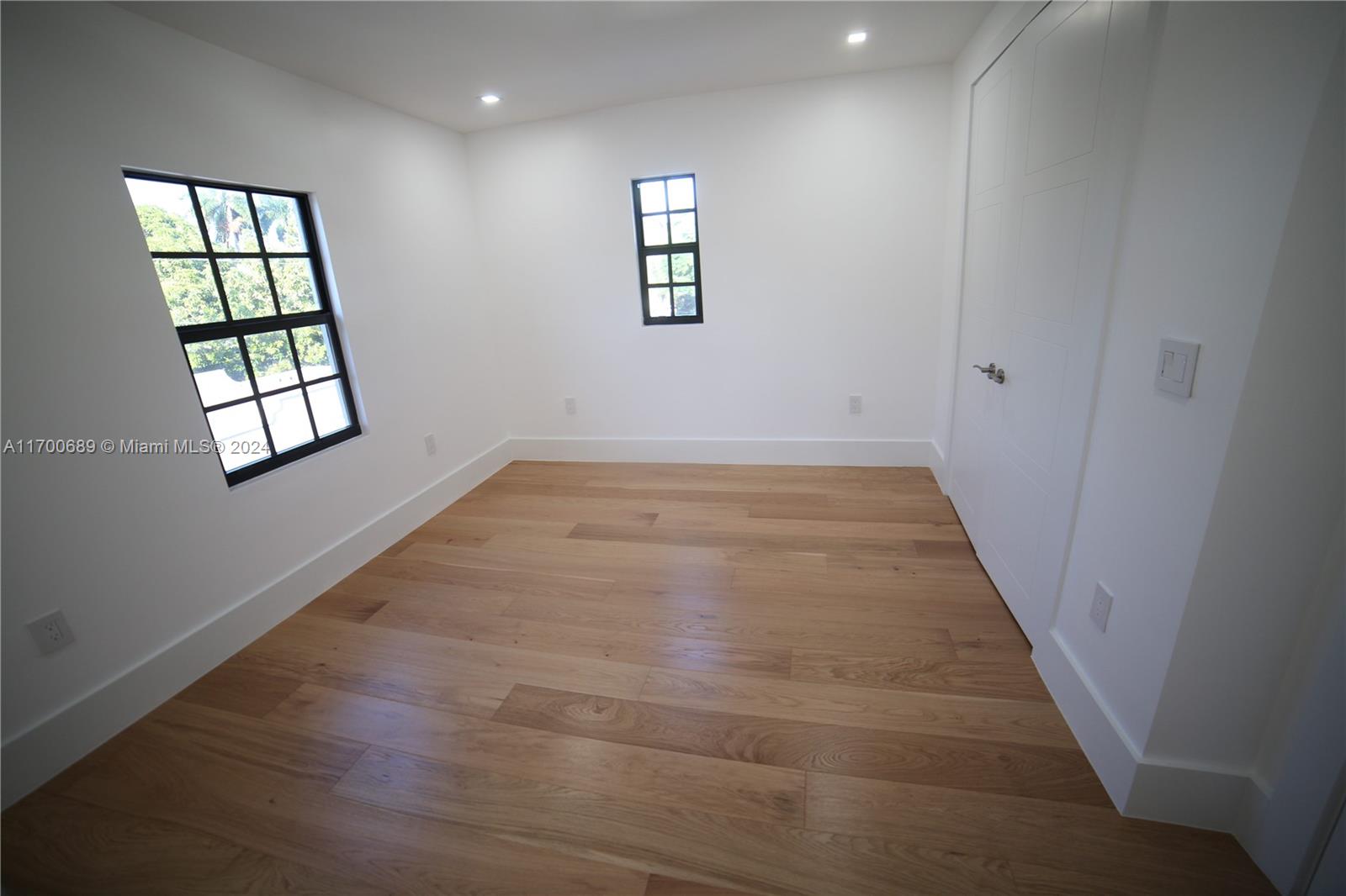 HOLLYWOOD LAKES SECTION - Residential