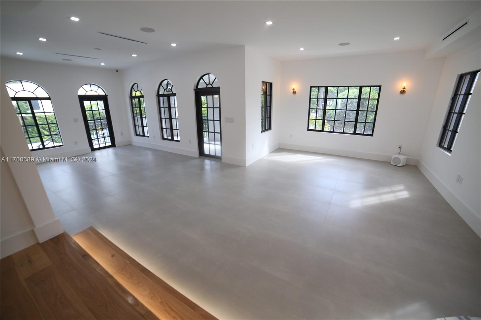 HOLLYWOOD LAKES SECTION - Residential