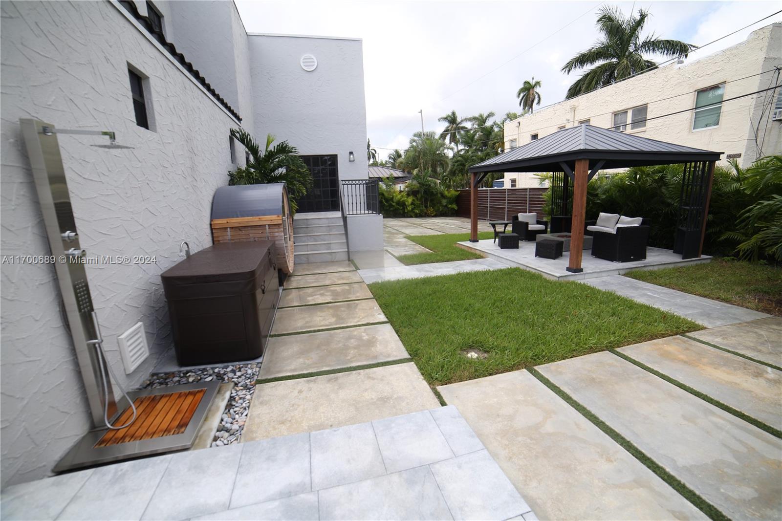 HOLLYWOOD LAKES SECTION - Residential