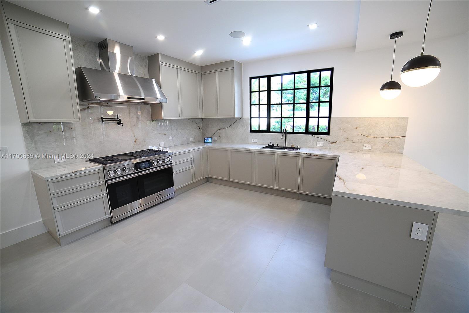 HOLLYWOOD LAKES SECTION - Residential
