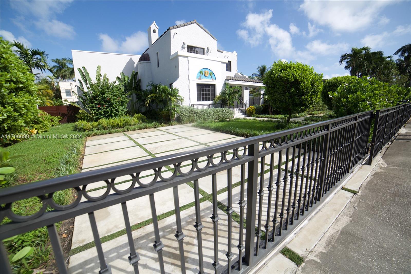 HOLLYWOOD LAKES SECTION - Residential