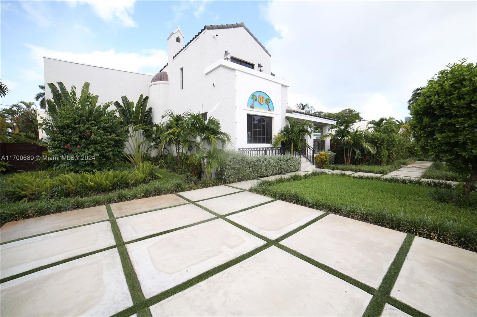 HOLLYWOOD LAKES SECTION - Residential