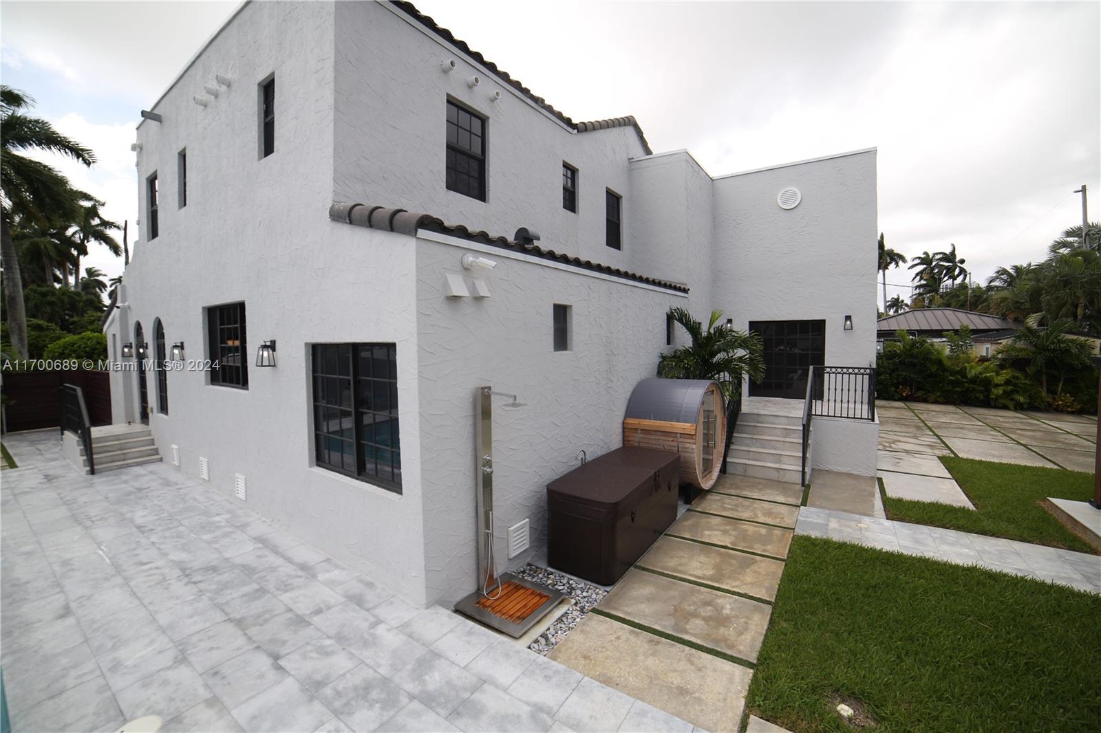 HOLLYWOOD LAKES SECTION - Residential