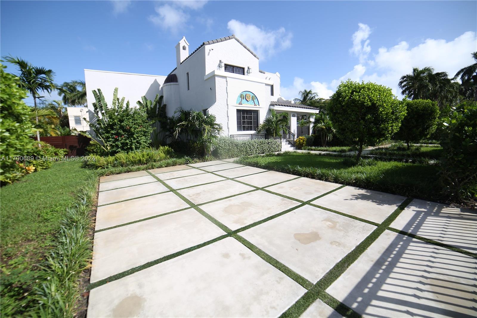 HOLLYWOOD LAKES SECTION - Residential