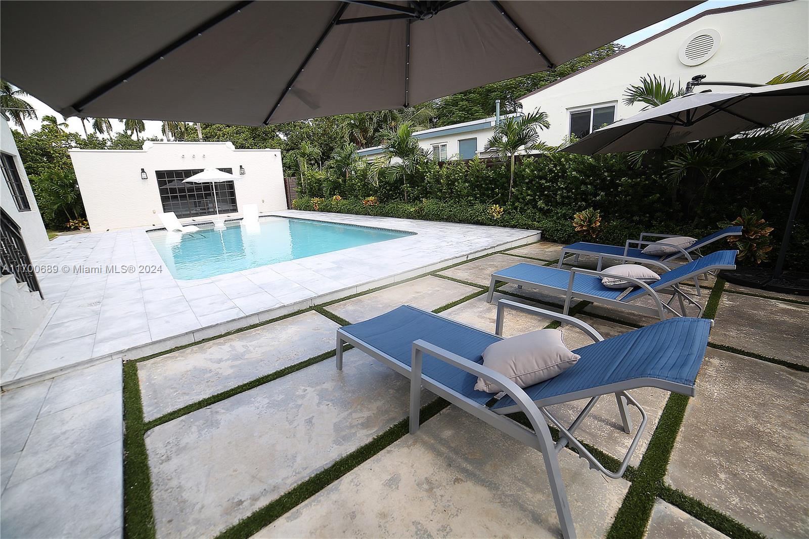 HOLLYWOOD LAKES SECTION - Residential