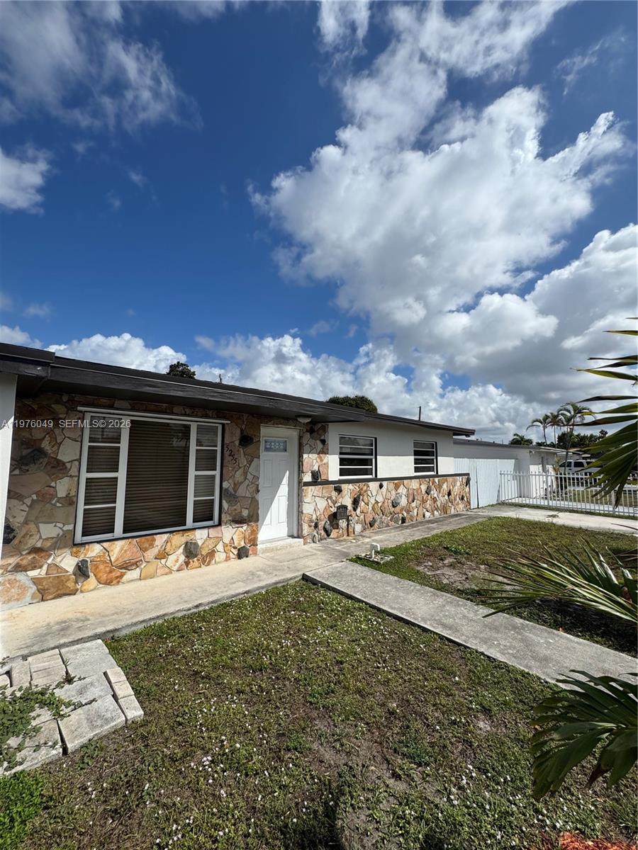 CAROL CITY LAKE STEVEN ES - Residential Lease