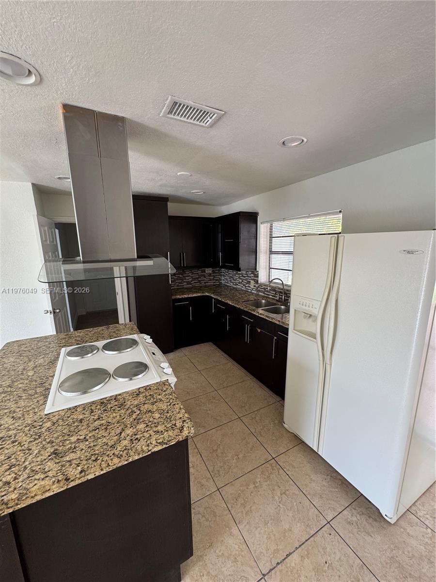CAROL CITY LAKE STEVEN ES - Residential Lease
