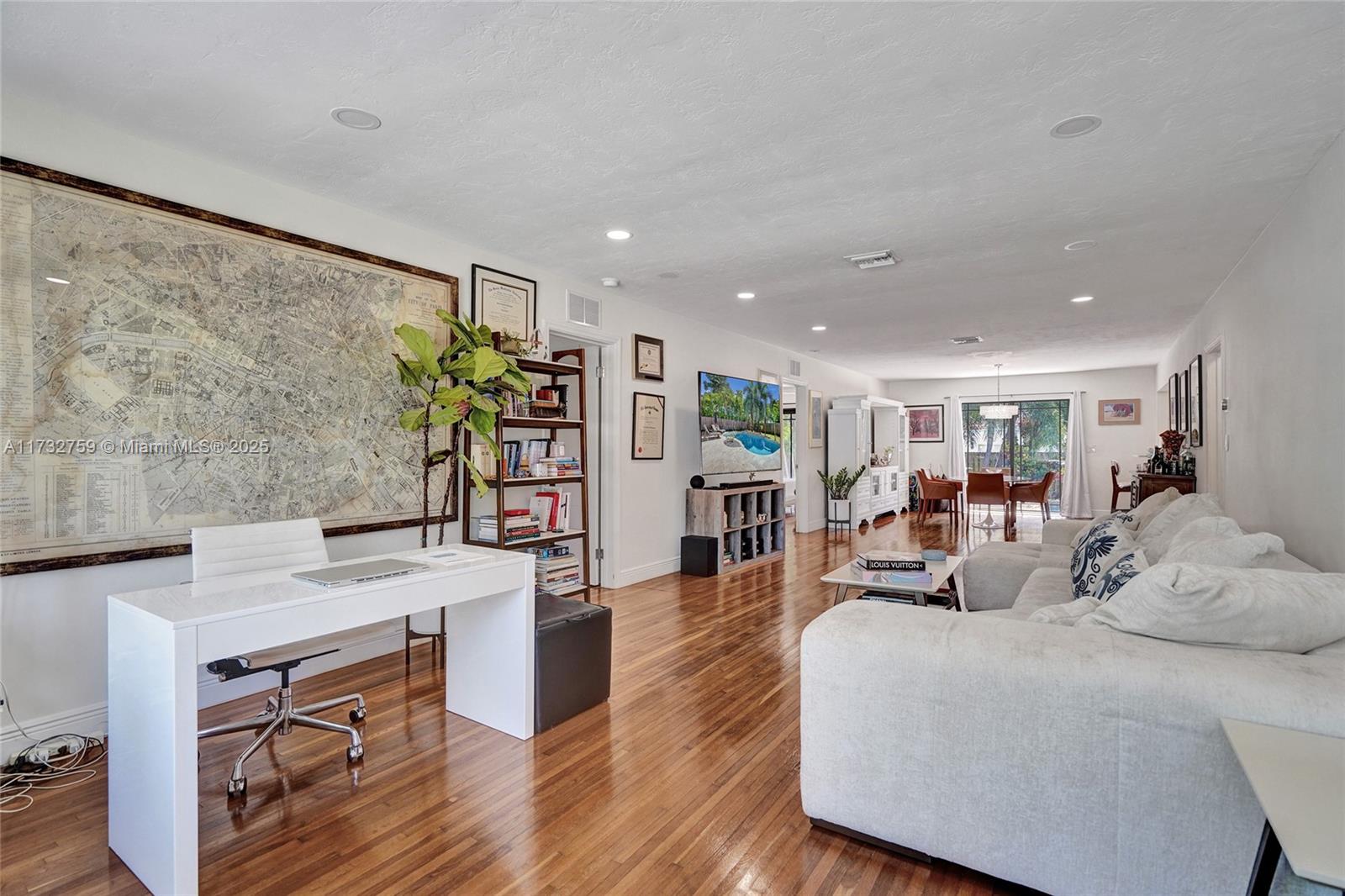 HOLLYWOOD LAKES SECTION - Residential