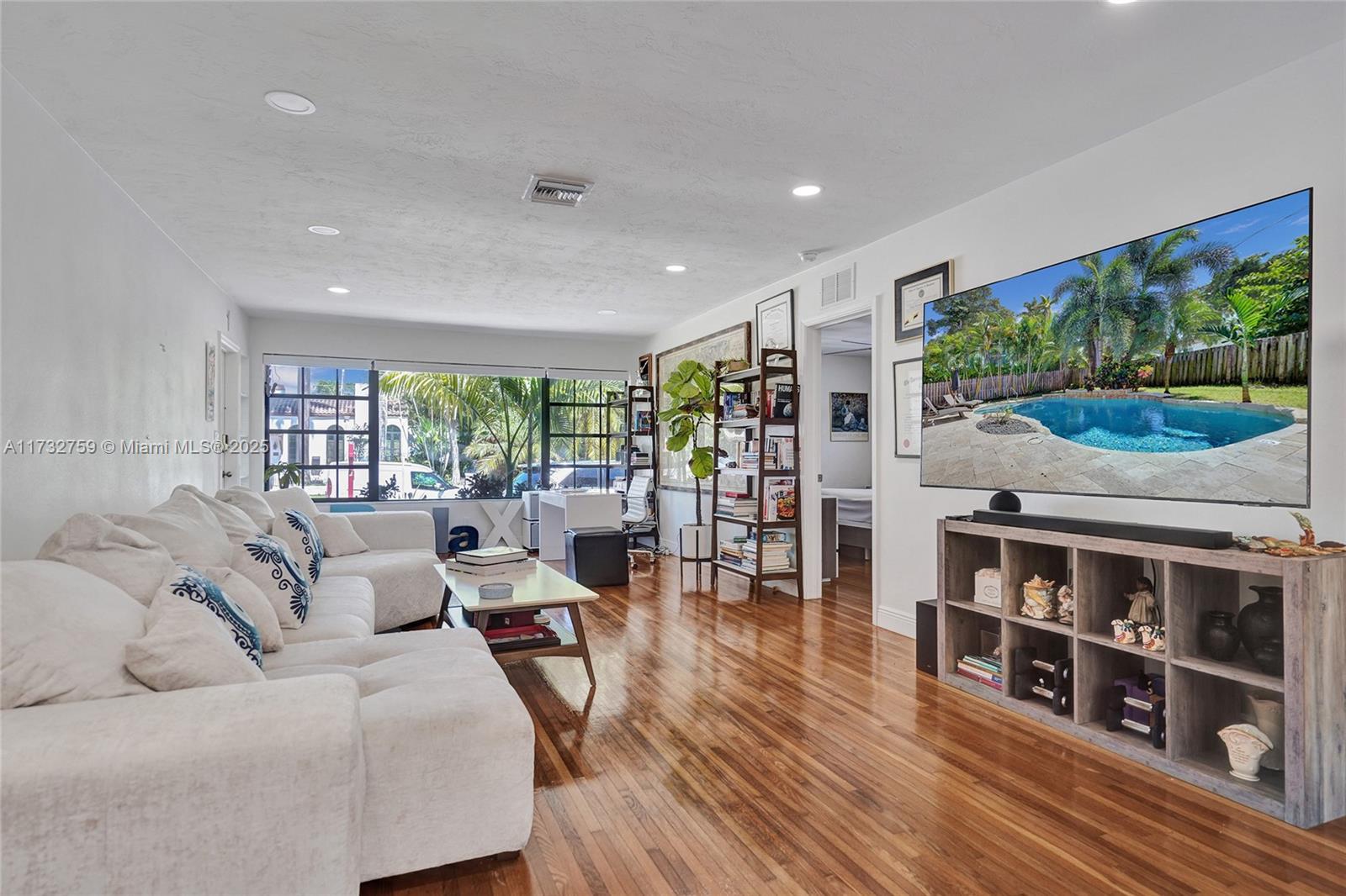 HOLLYWOOD LAKES SECTION - Residential
