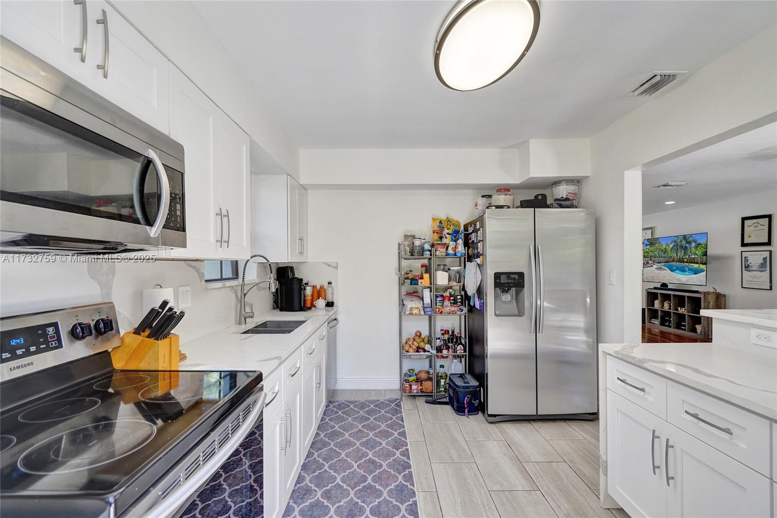 HOLLYWOOD LAKES SECTION - Residential