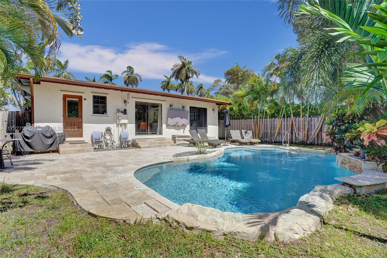 HOLLYWOOD LAKES SECTION - Residential