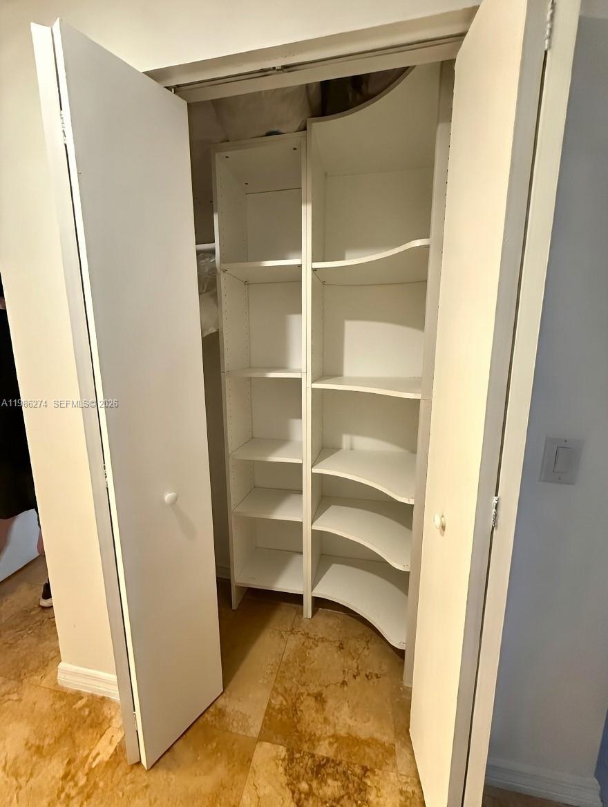 THE METROPOLITAN CONDO - Residential Lease