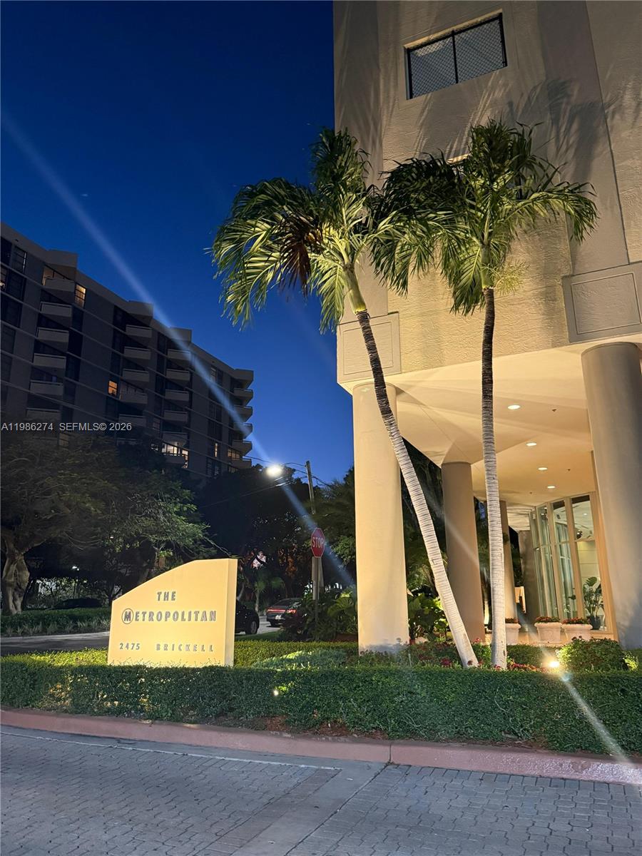 THE METROPOLITAN CONDO - Residential Lease