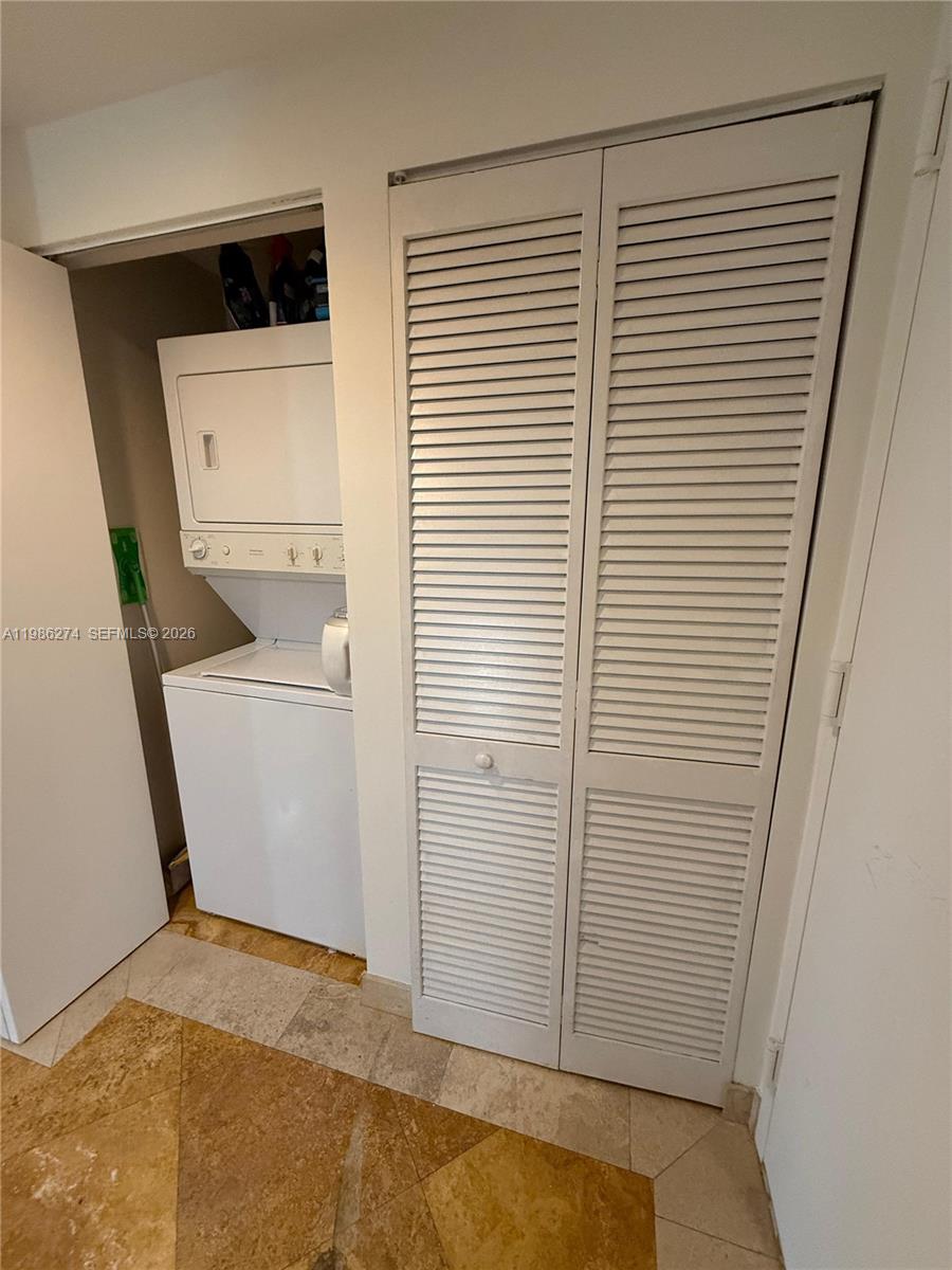 THE METROPOLITAN CONDO - Residential Lease