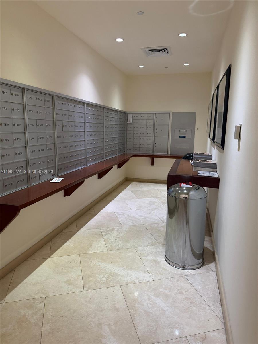 THE METROPOLITAN CONDO - Residential Lease