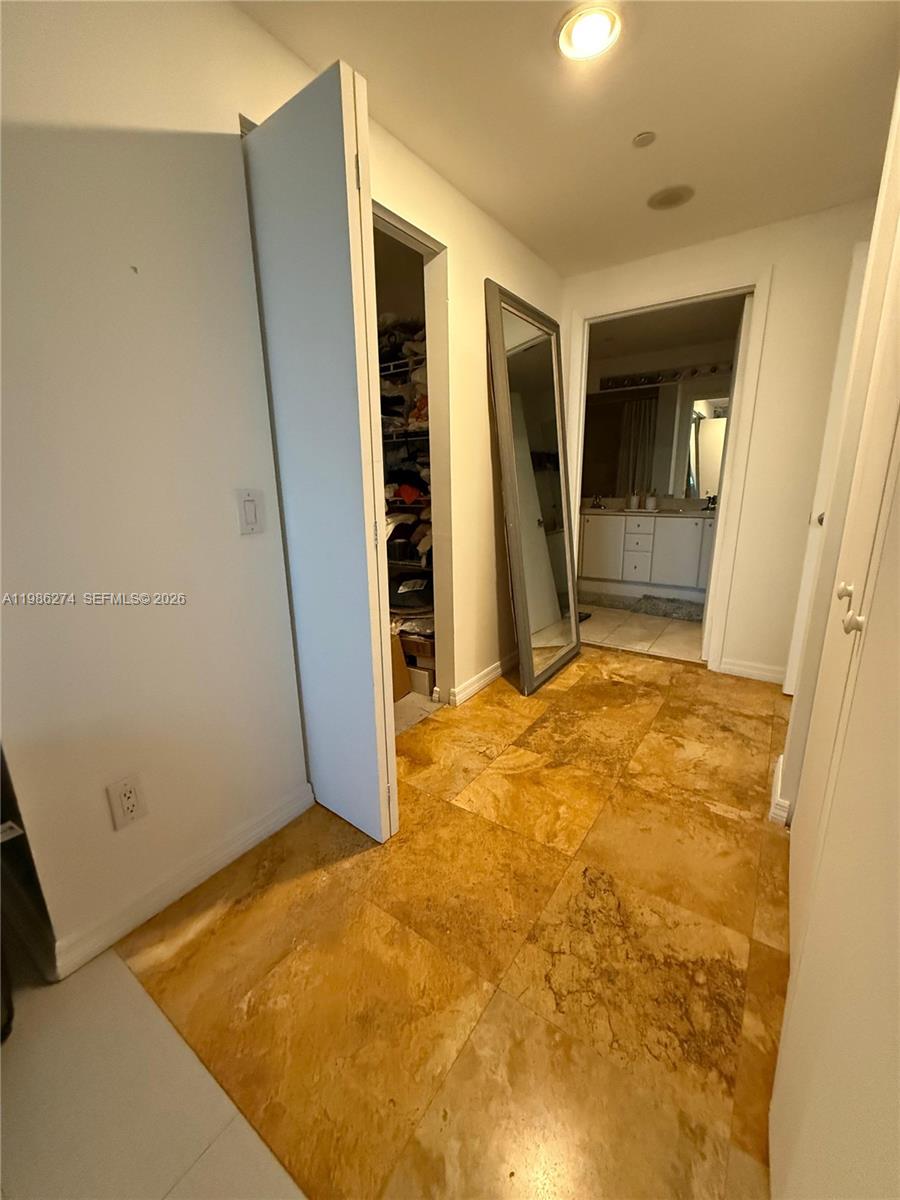 THE METROPOLITAN CONDO - Residential Lease