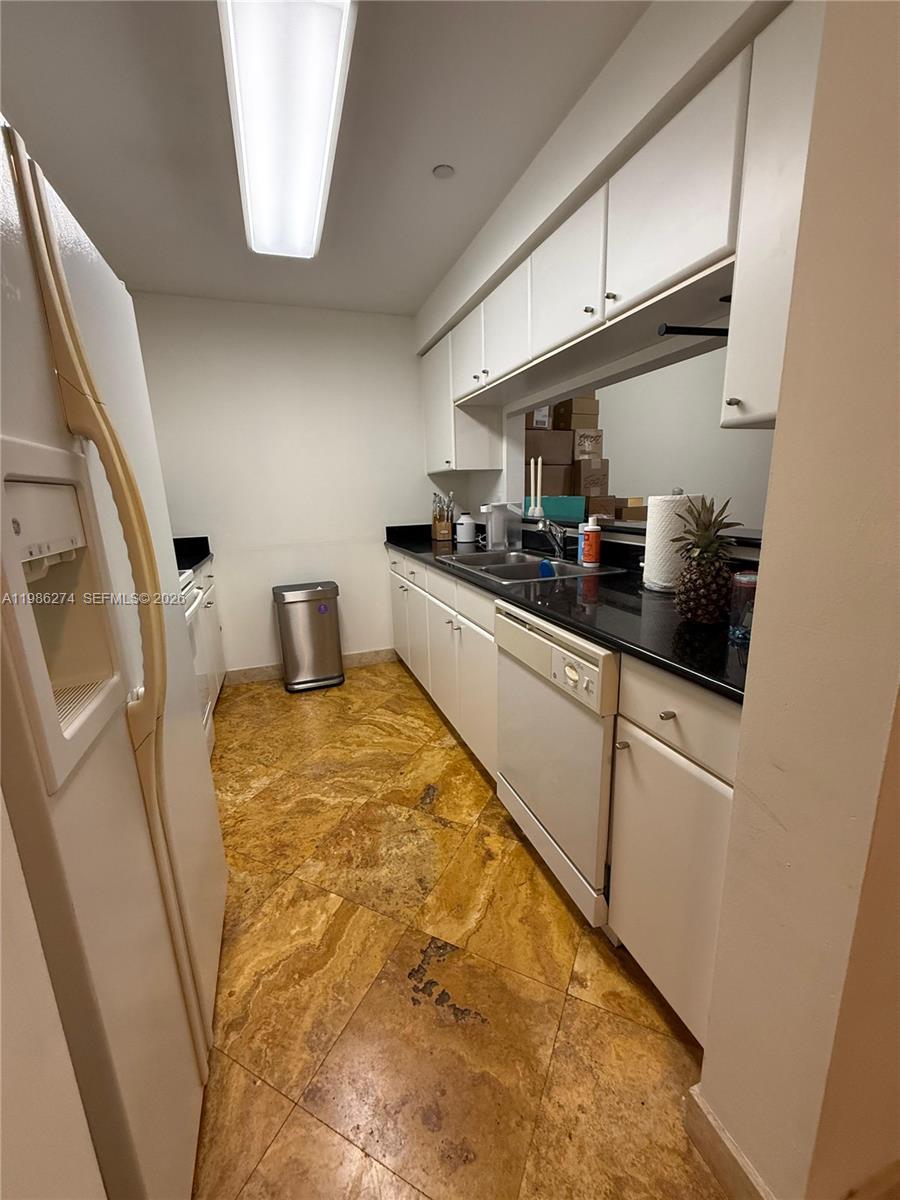 THE METROPOLITAN CONDO - Residential Lease