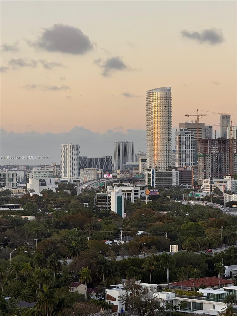 THE METROPOLITAN CONDO - Residential Lease