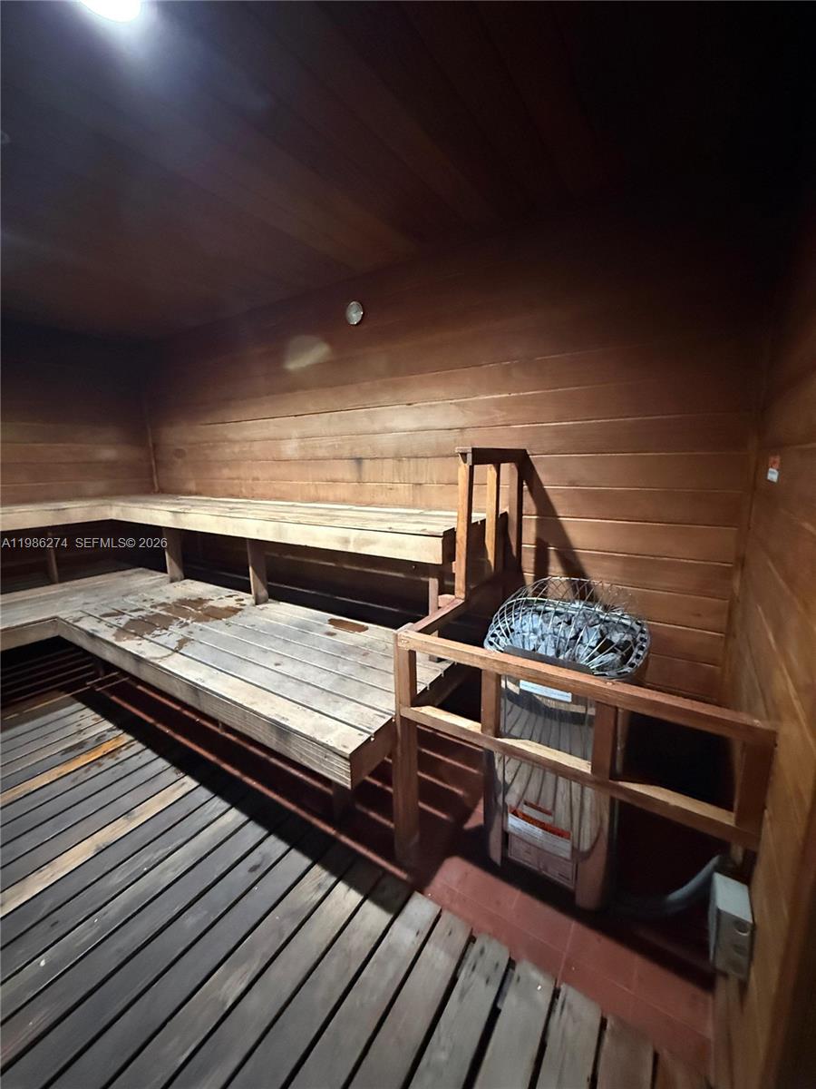 THE METROPOLITAN CONDO - Residential Lease