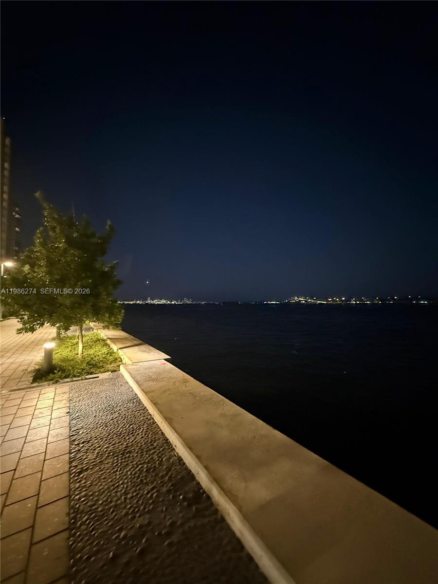 THE METROPOLITAN CONDO - Residential Lease