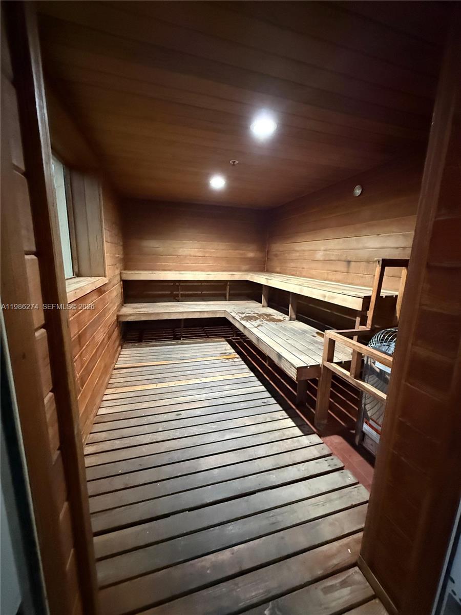 THE METROPOLITAN CONDO - Residential Lease