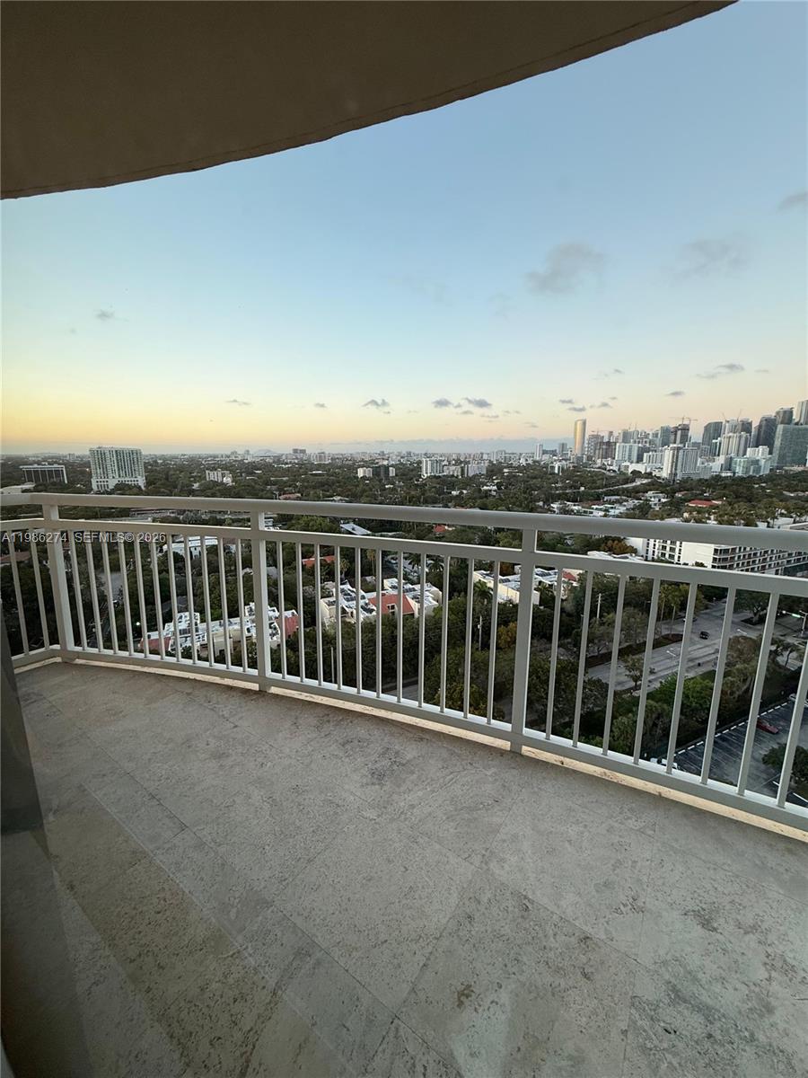 THE METROPOLITAN CONDO - Residential Lease