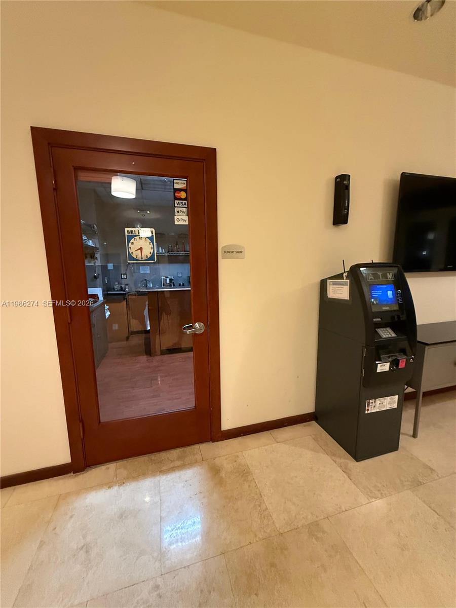 THE METROPOLITAN CONDO - Residential Lease