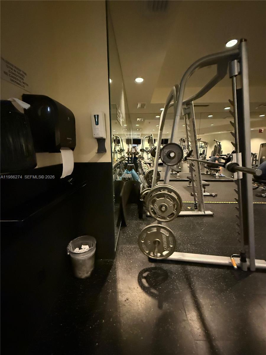 THE METROPOLITAN CONDO - Residential Lease