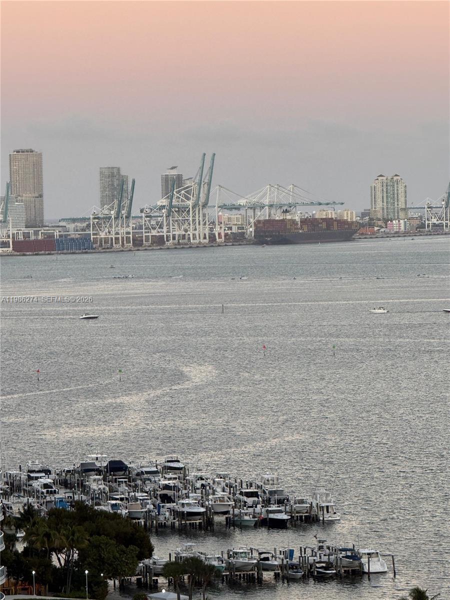 THE METROPOLITAN CONDO - Residential Lease