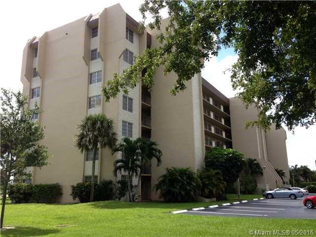 Beautiful 1 bed 1.5 bath condo with beautiful view of the golf course and lake ,laminate and tile floors, close to Universities