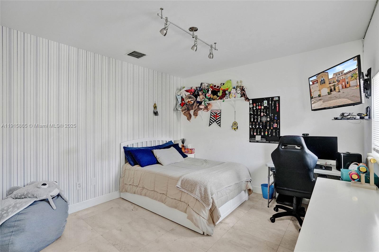 AVENTURA BAY TOWNHOMES CO - Residential