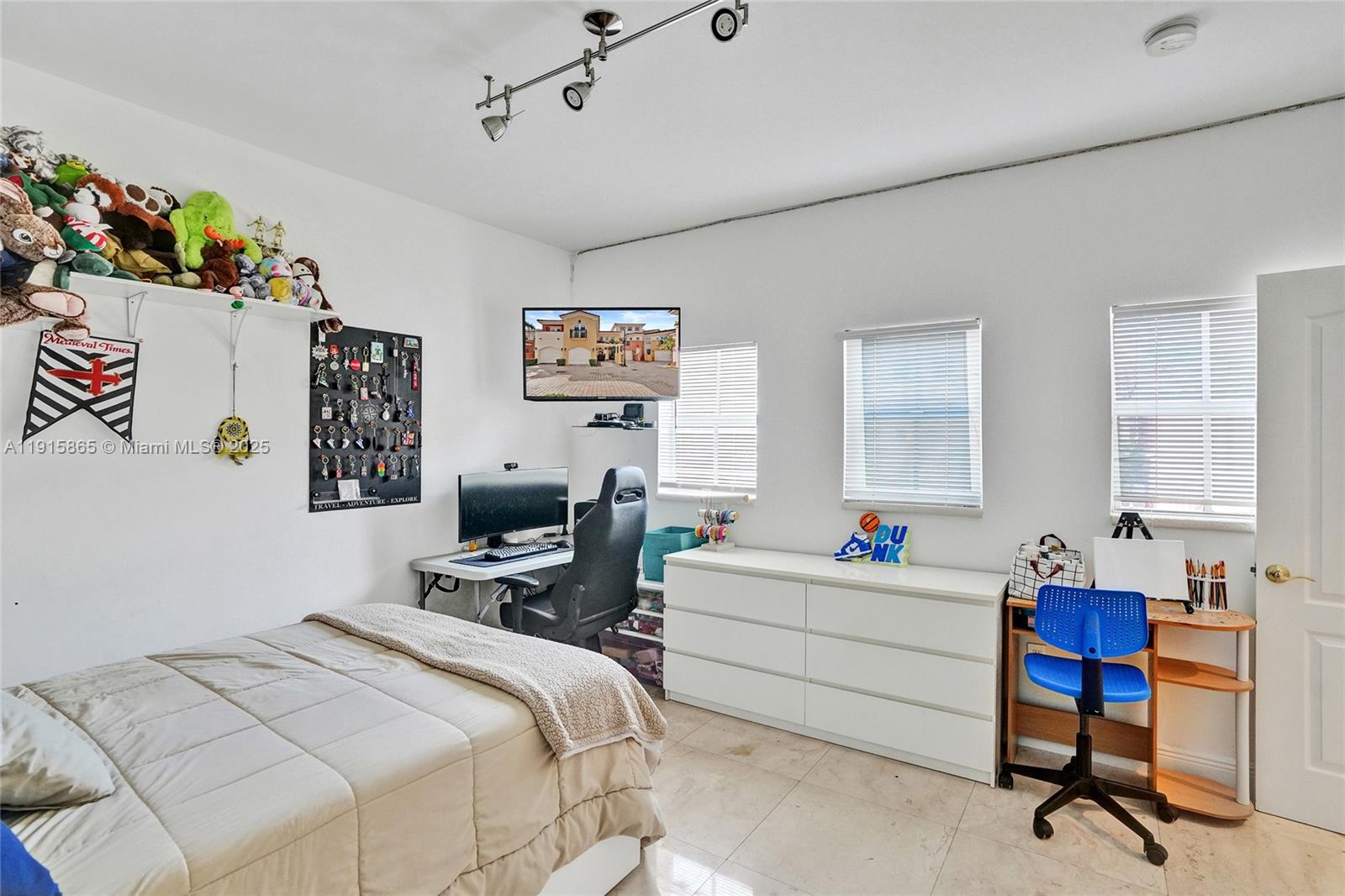 AVENTURA BAY TOWNHOMES CO - Residential