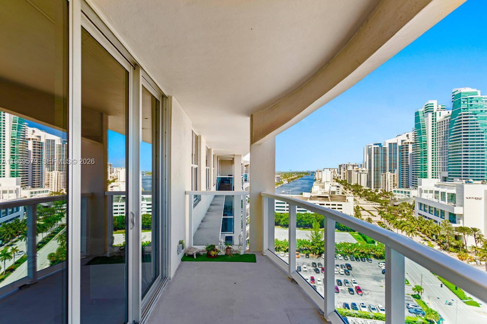 HALLMARK OF HOLLYWOOD CON - Residential