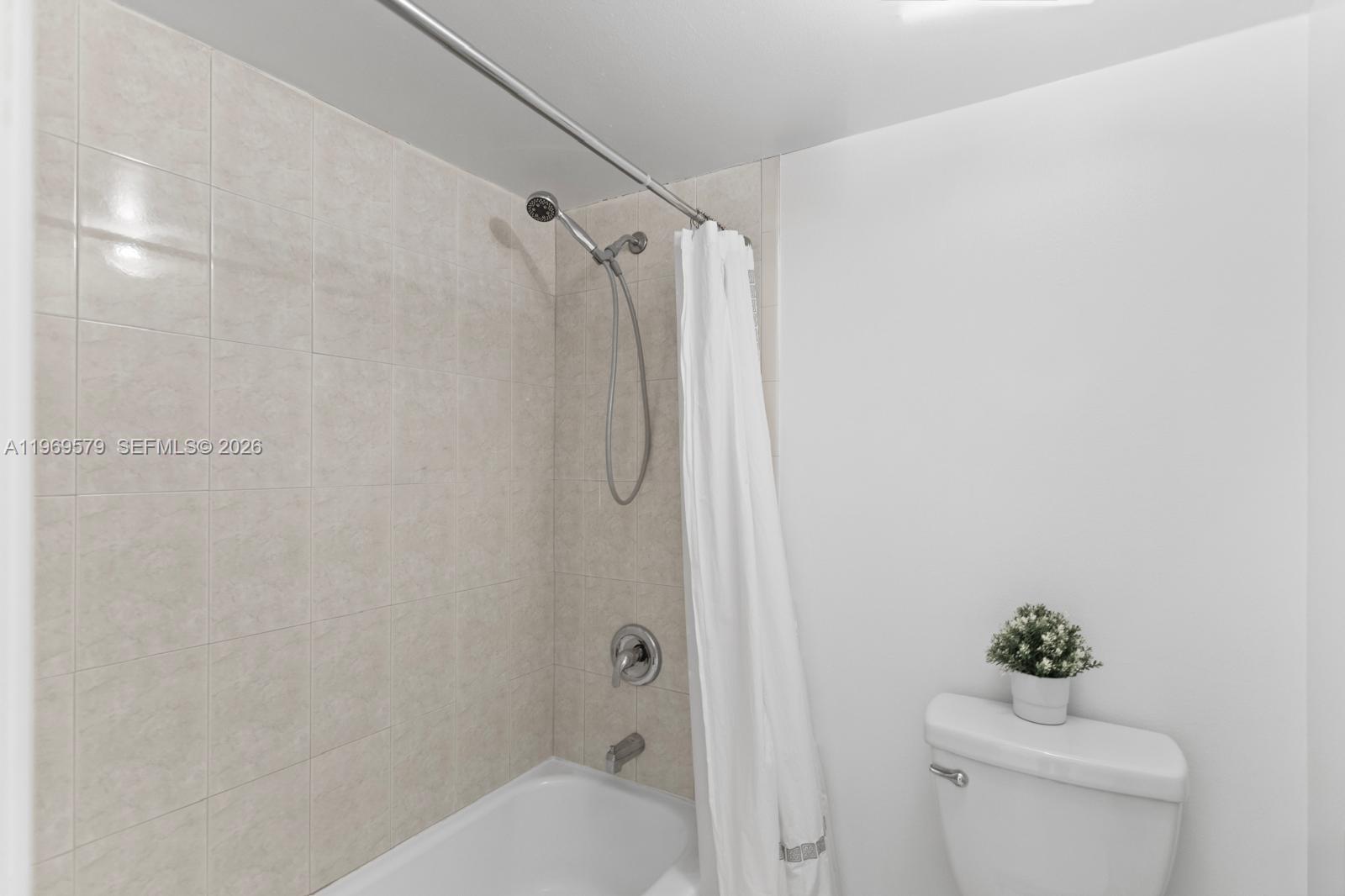 HALLMARK OF HOLLYWOOD CON - Residential