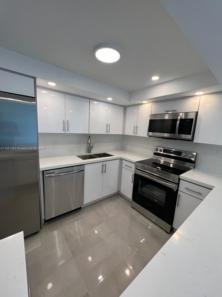 Welcome to Desoto Park South,
We present this completely remodeled apartment. Beautiful with 2 bedrooms and 1.5 bathrooms, open kitchen in the best style, excellent lighting with porcelain floors.
Swimming pool and a unique area just steps away from restaurants, shopping, and supermarkets. A safe place to live with family or friends.
Don't miss this opportunity.