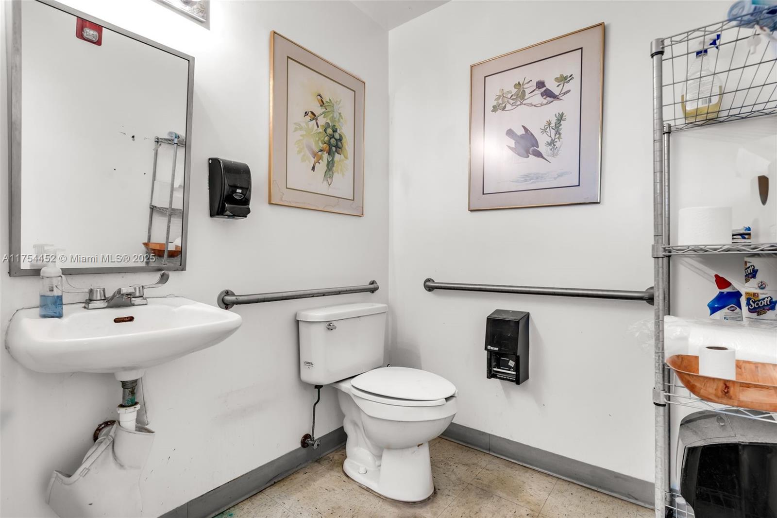 Main image without alt text