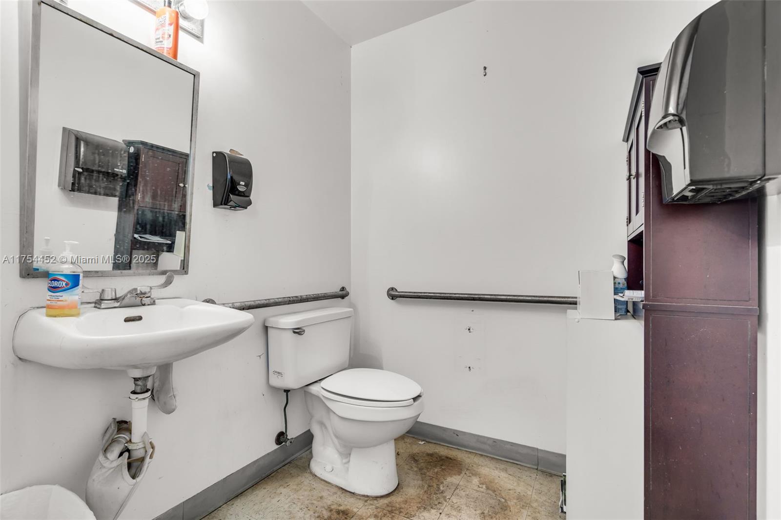 Main image without alt text