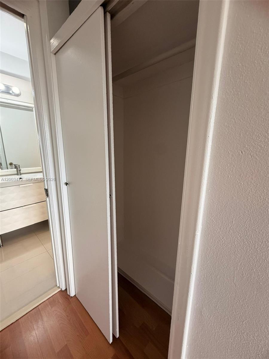 BISCAYNE LAKE GDN BLDG J - Residential Lease