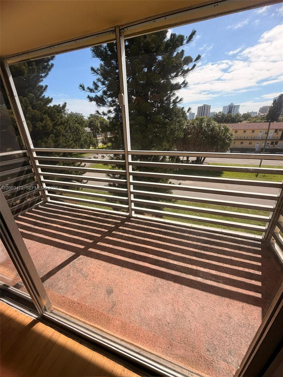 BISCAYNE LAKE GDN BLDG J - Residential Lease